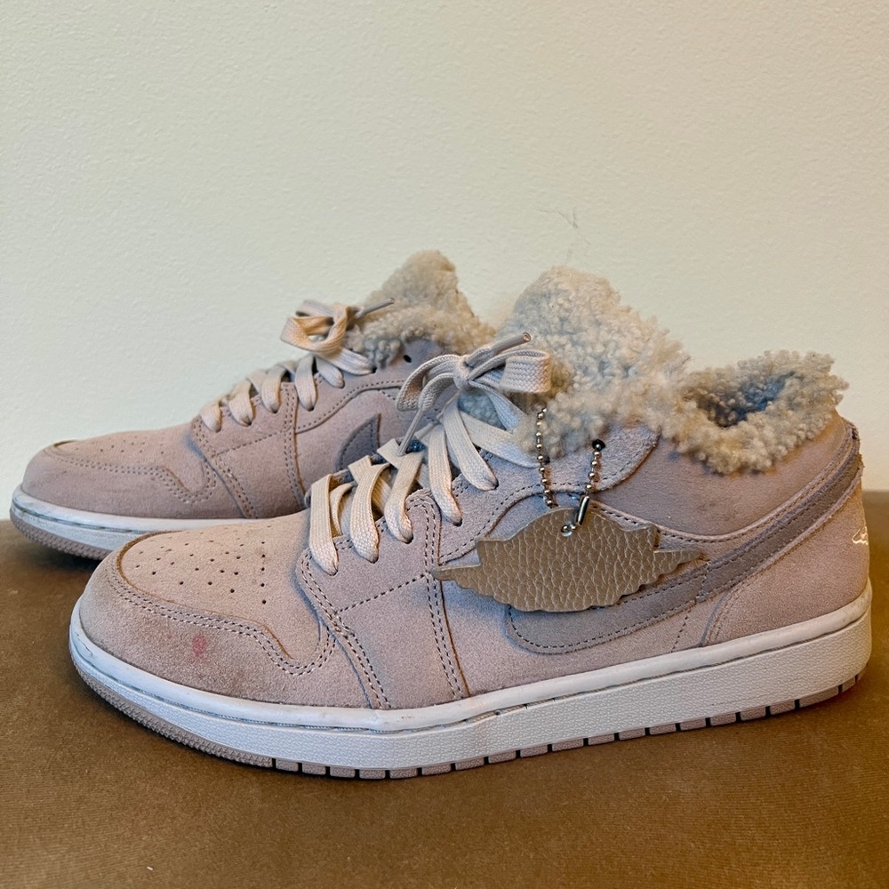 AIR JORDAN WOMENS 1 LOW SE SHERPA FLEECE {10.5} - Picture 3 of 7
